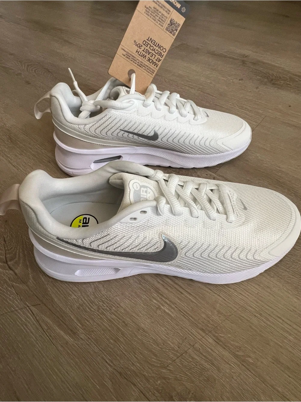 Women’s Size 10 Nike Air Max Athletic Sneakers. White/Beige/Silver.